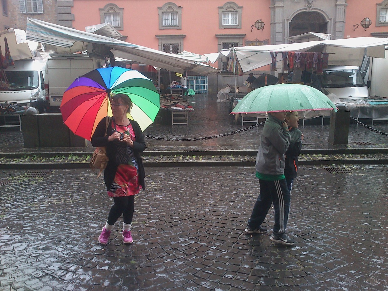 Det var heldigt at man solgte paraplyer på det marked (fotograferet af Martin)