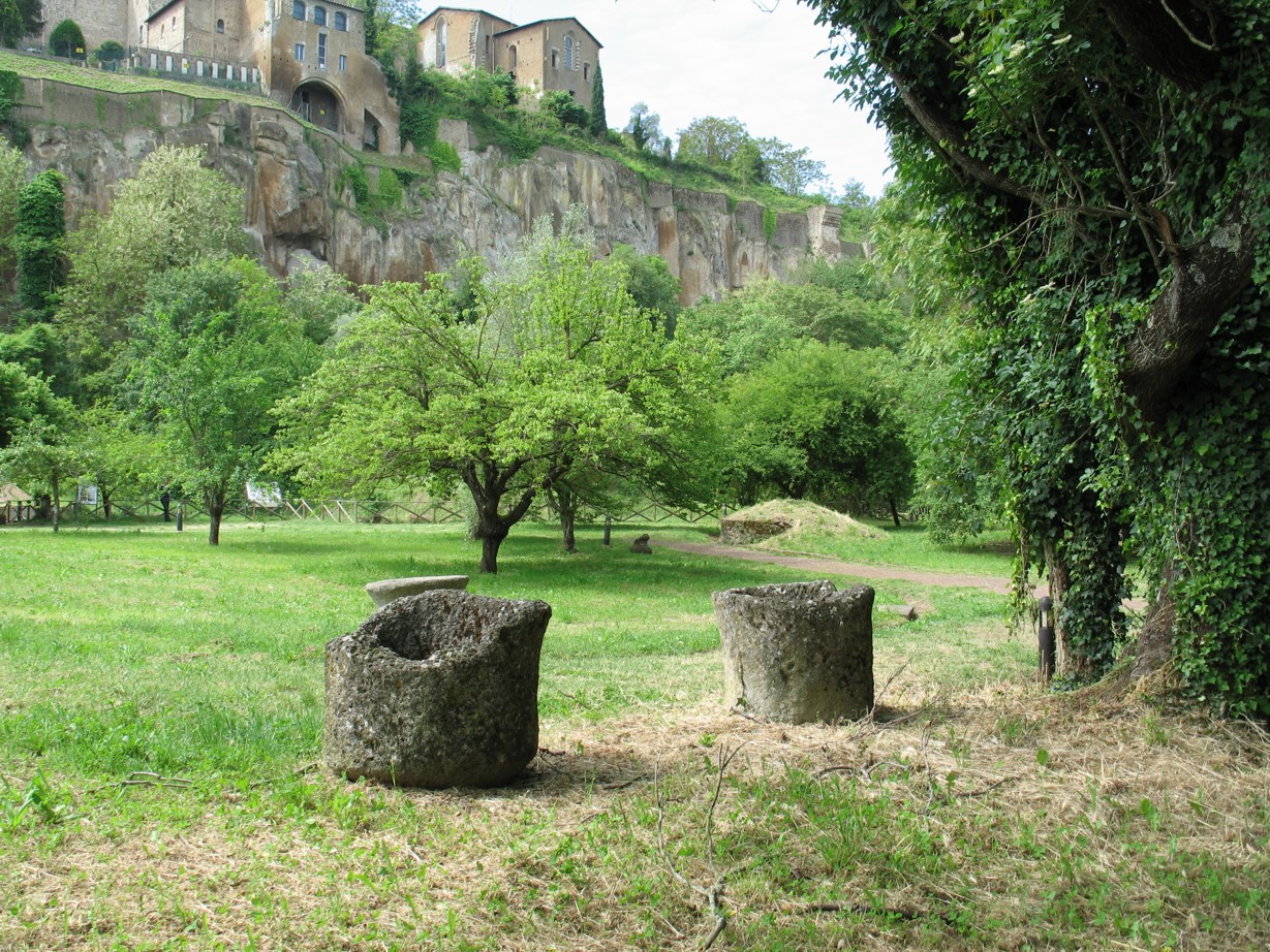 Necropoli del Crocifisso del Tufo. 3000 år gammel etruskisk gravplads nedenfor Orvietos østside.